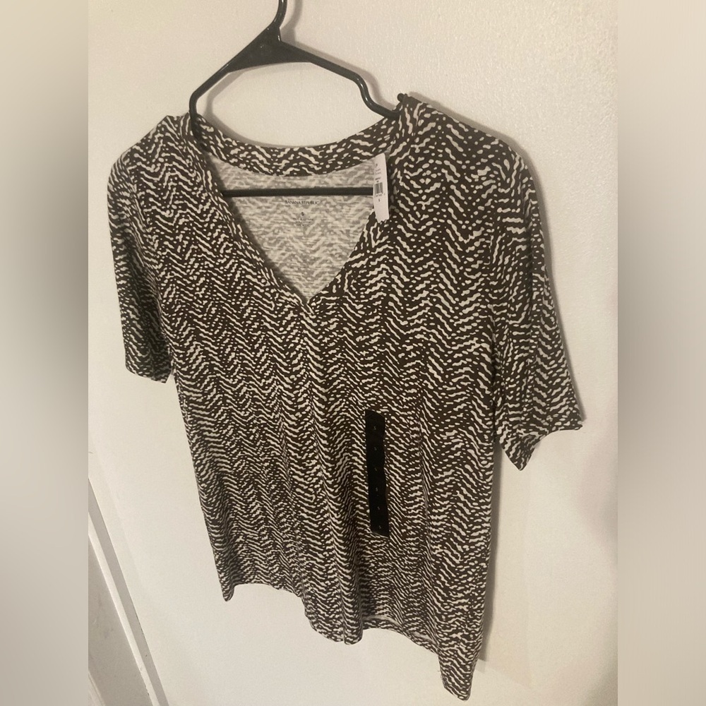 Banana Republic shirt sleeve top in size Small. See pictures for design. NWT